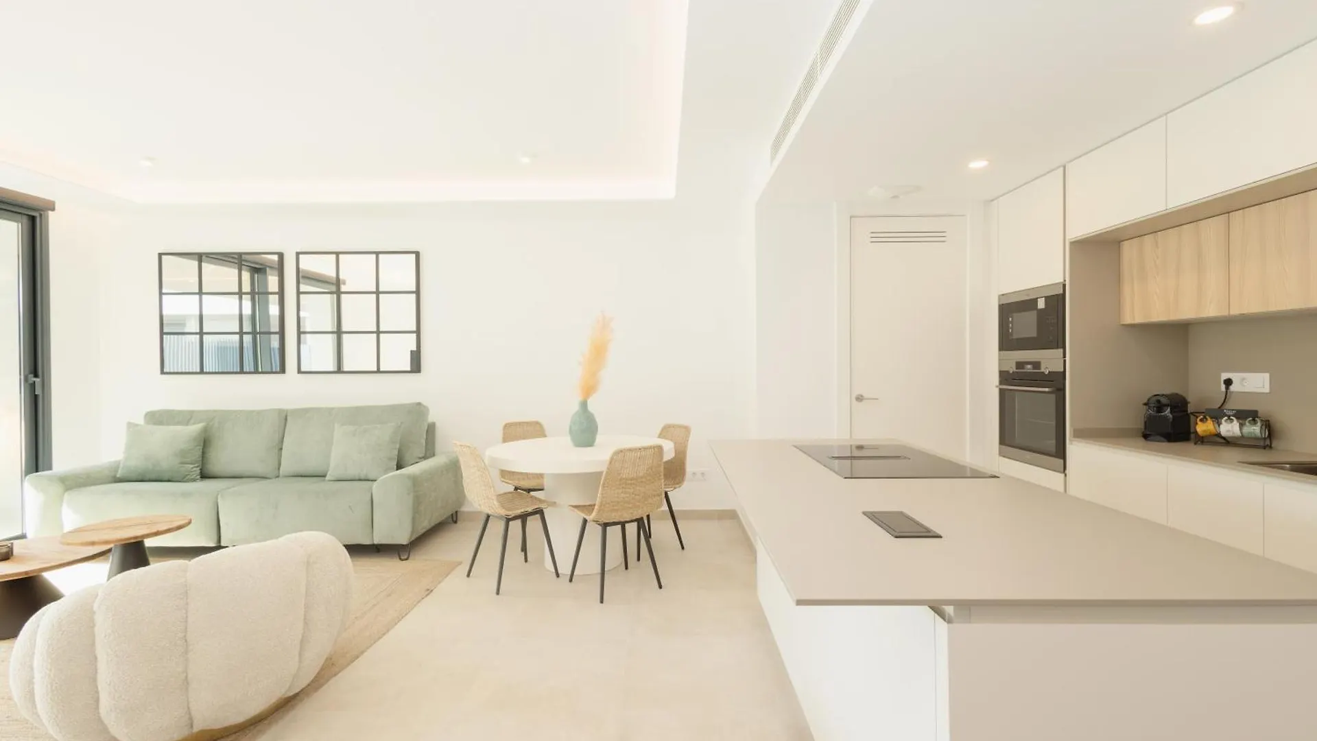 Brand-New Beachside Apartment, With Spacious Terrace And Exceptional Amenities, In Fuengirola Spain