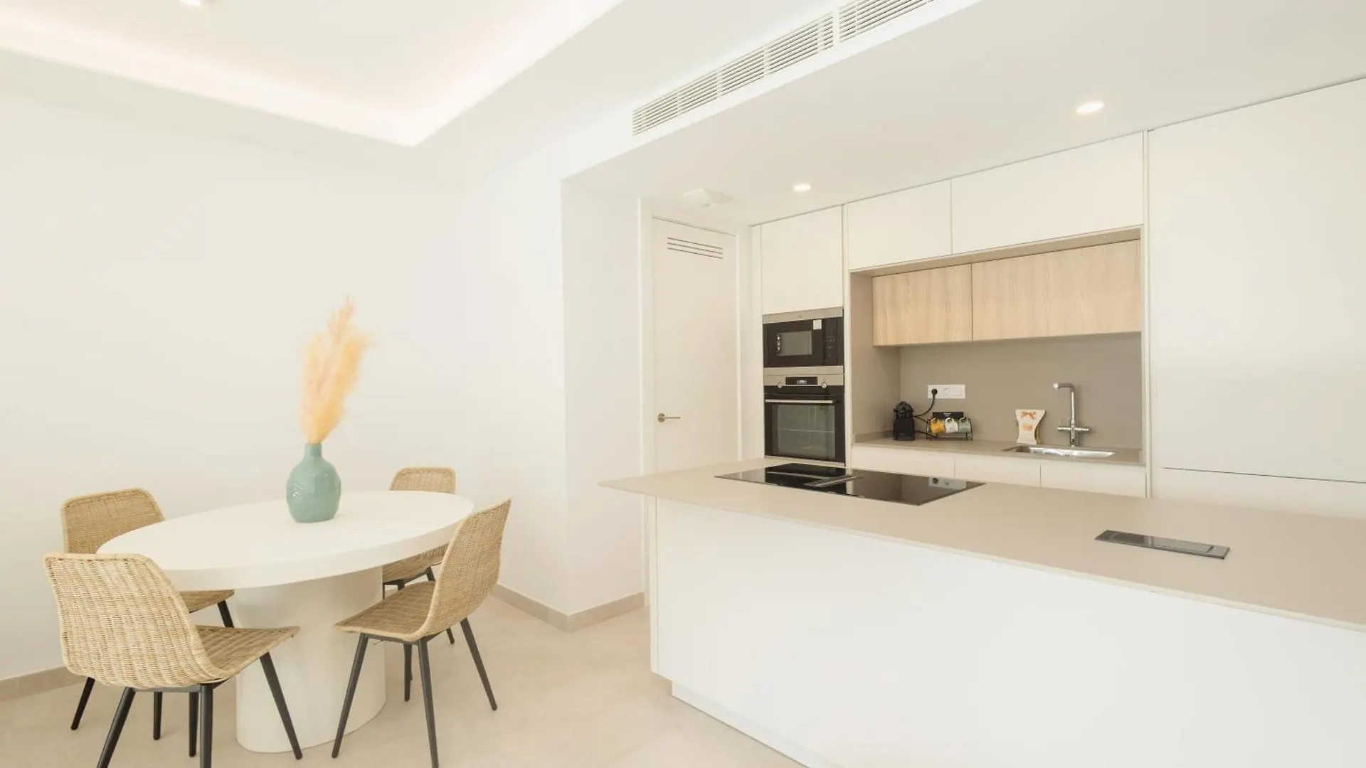 Apartment Brand-New Beachside Apartment, With Spacious Terrace And Exceptional Amenities, In Fuengirola Spain