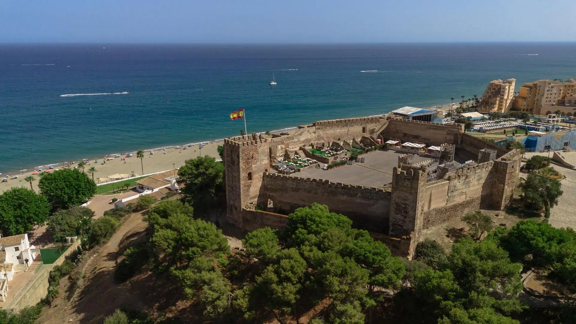 Brand-New Beachside Apartment, With Spacious Terrace And Exceptional Amenities, In Fuengirola