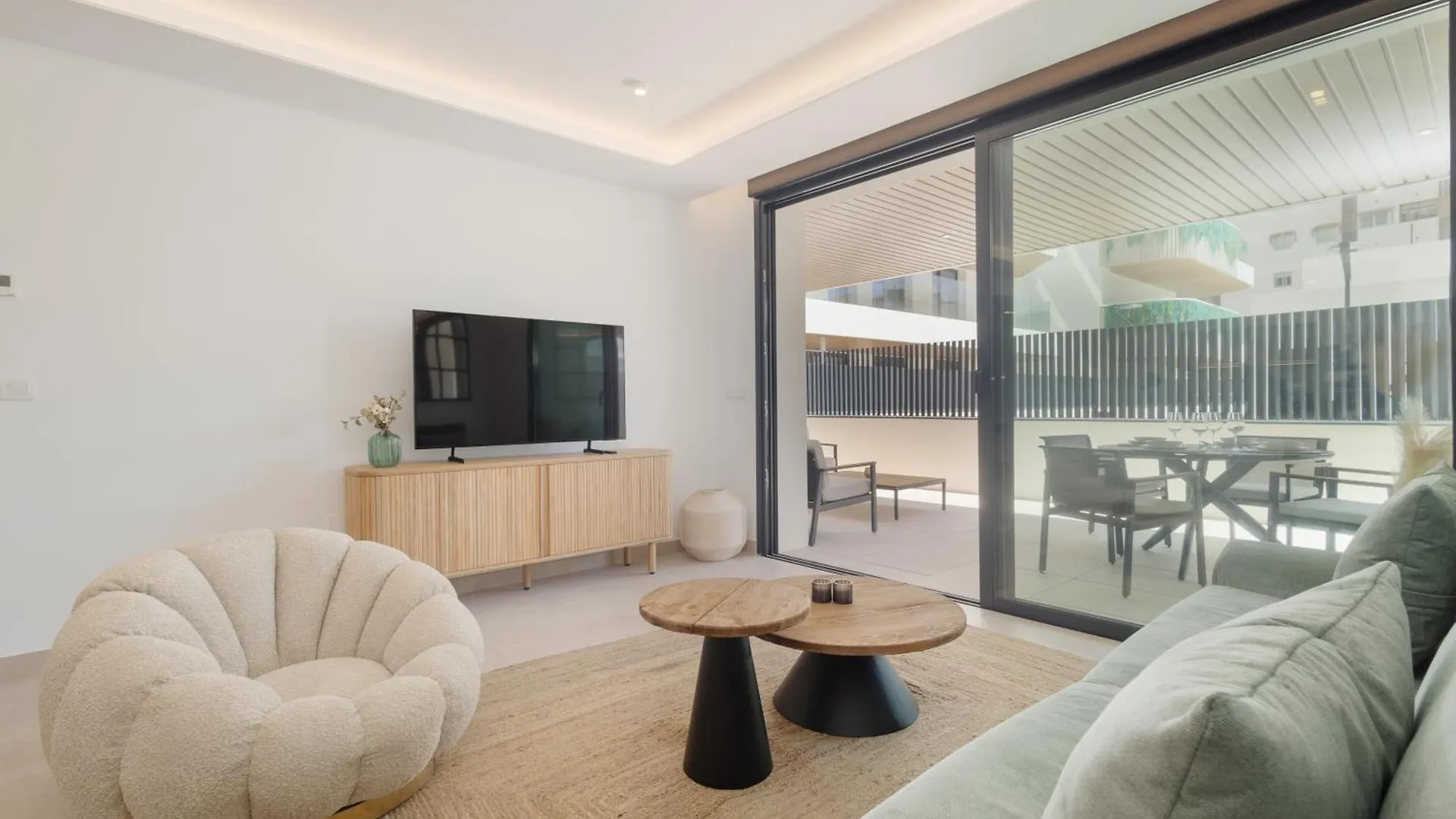 Brand-New Beachside Apartment, With Spacious Terrace And Exceptional Amenities, In Fuengirola Apartment